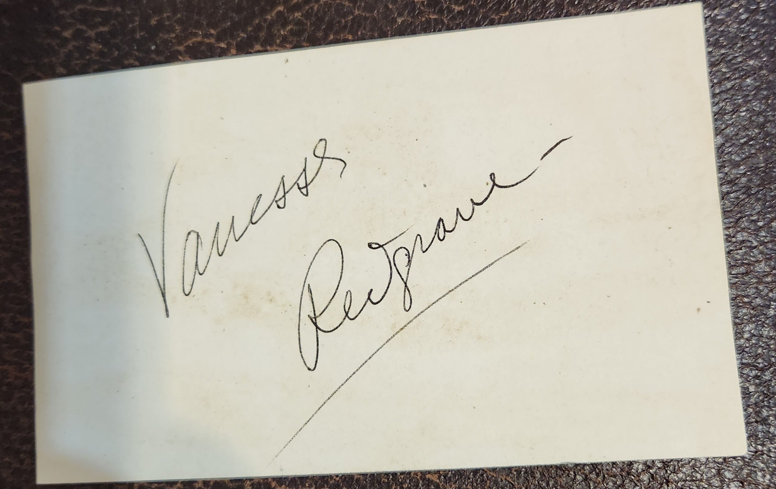 ACTRESS VANESSA REDGRAVE HAND SIGNED CARD