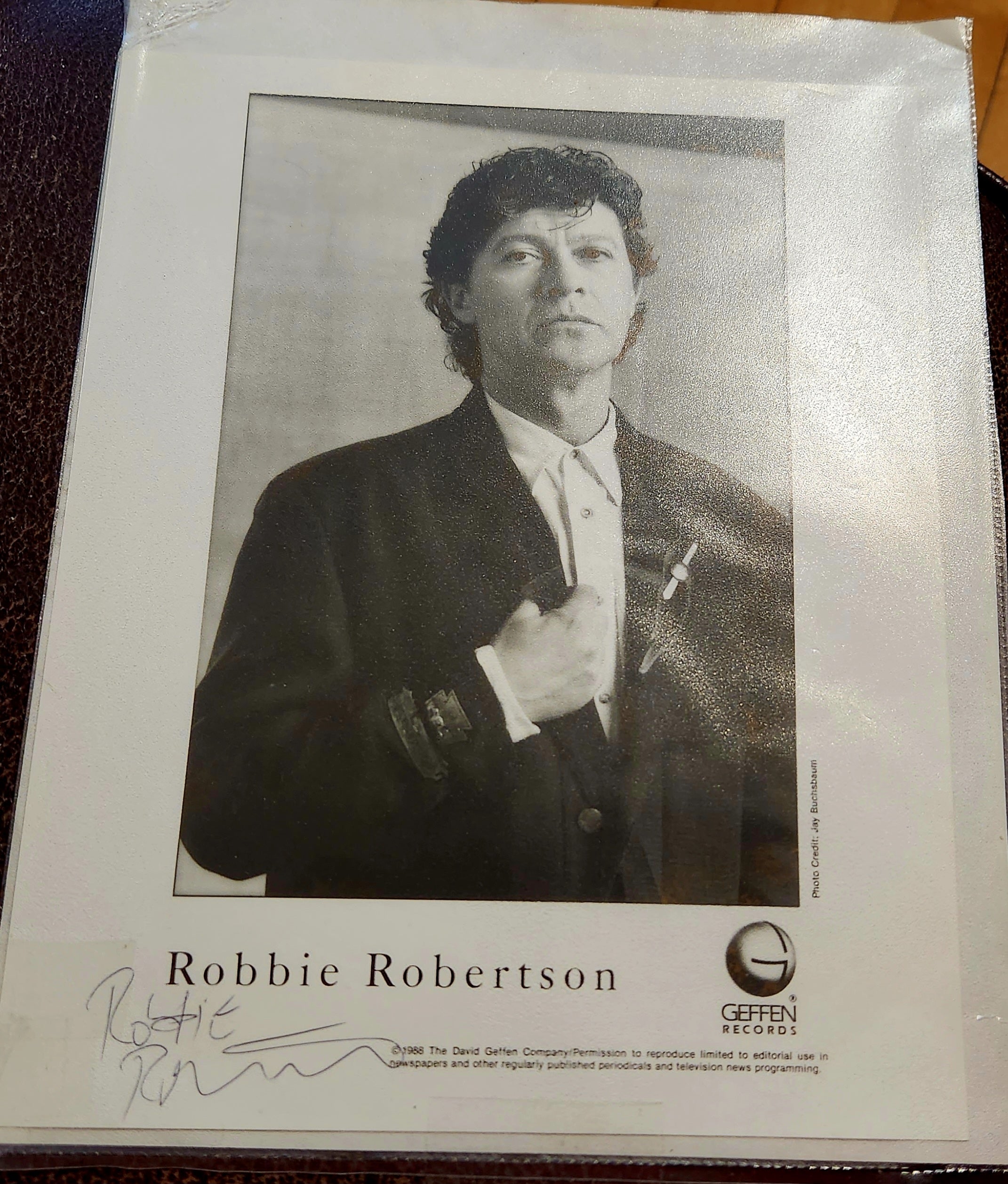 THE BAND LEAD SINGER ROBBIE ROBERTSON HAND SIGNED 8X10 PHOTO