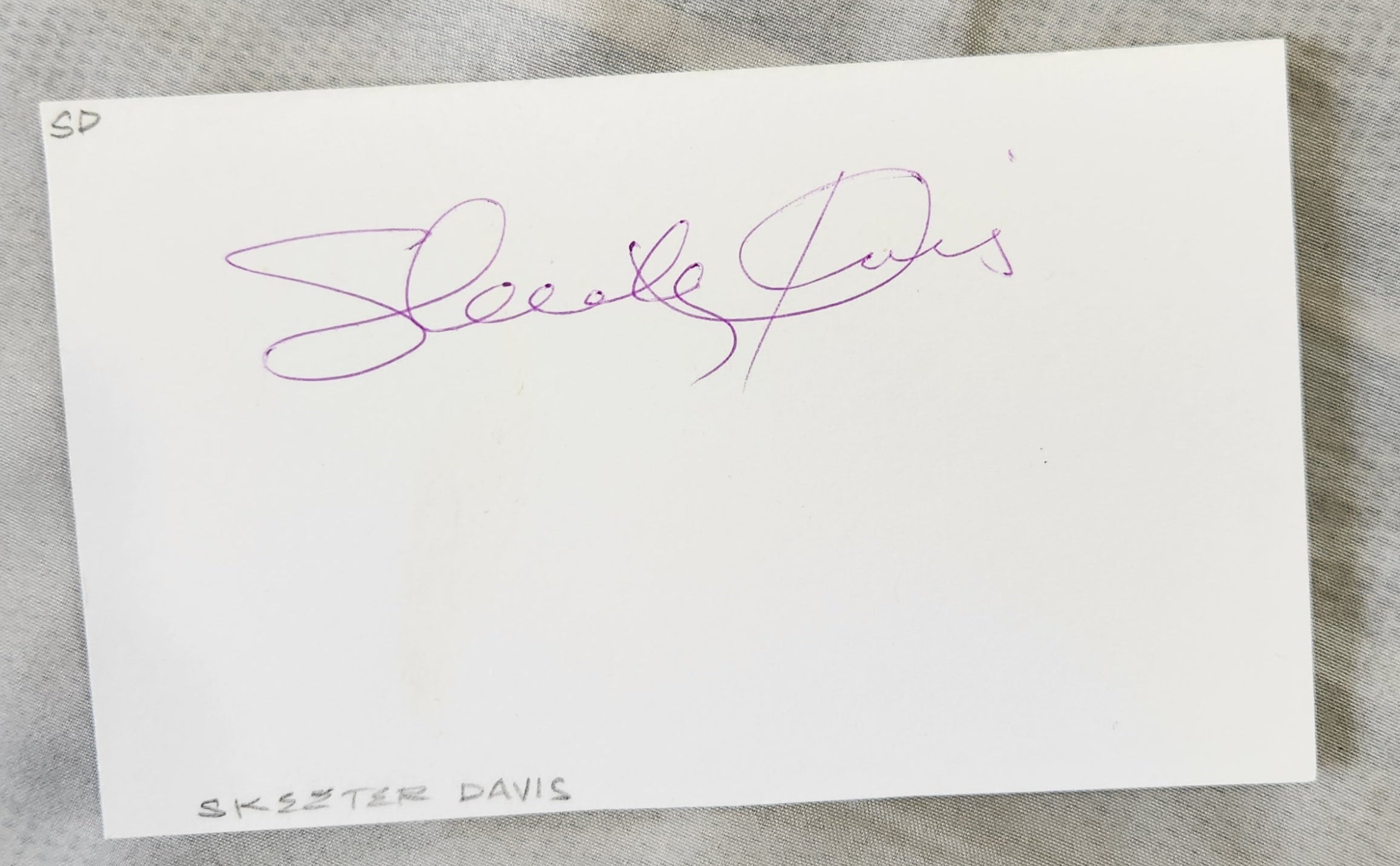 "THE END OF THE WORLD" SINGER SKEETER DAVIS HAND SIGNED CARD D.2004