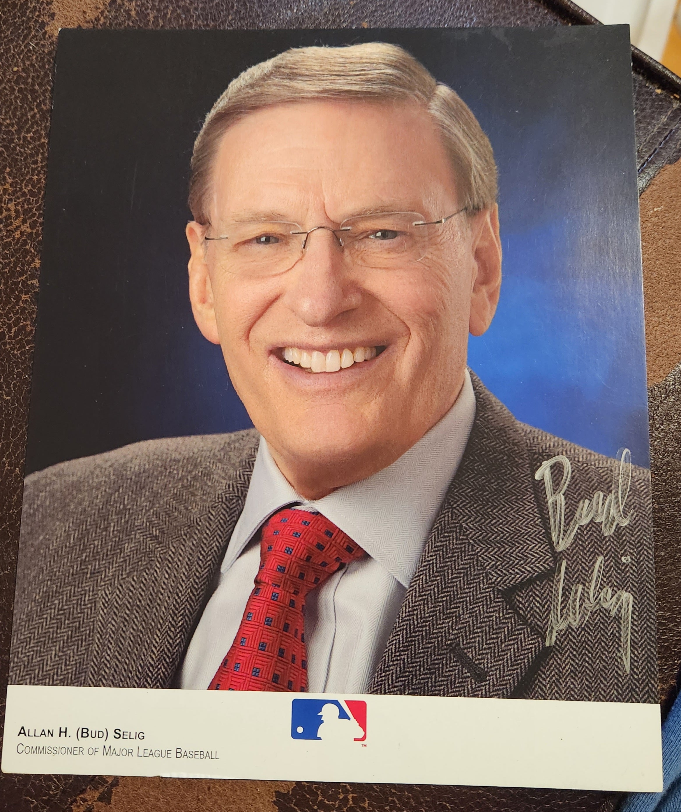 FORMER COMMISSIONER OF BASEBALL BUD SELIG HAND SIGNED 8X10 PHOTO