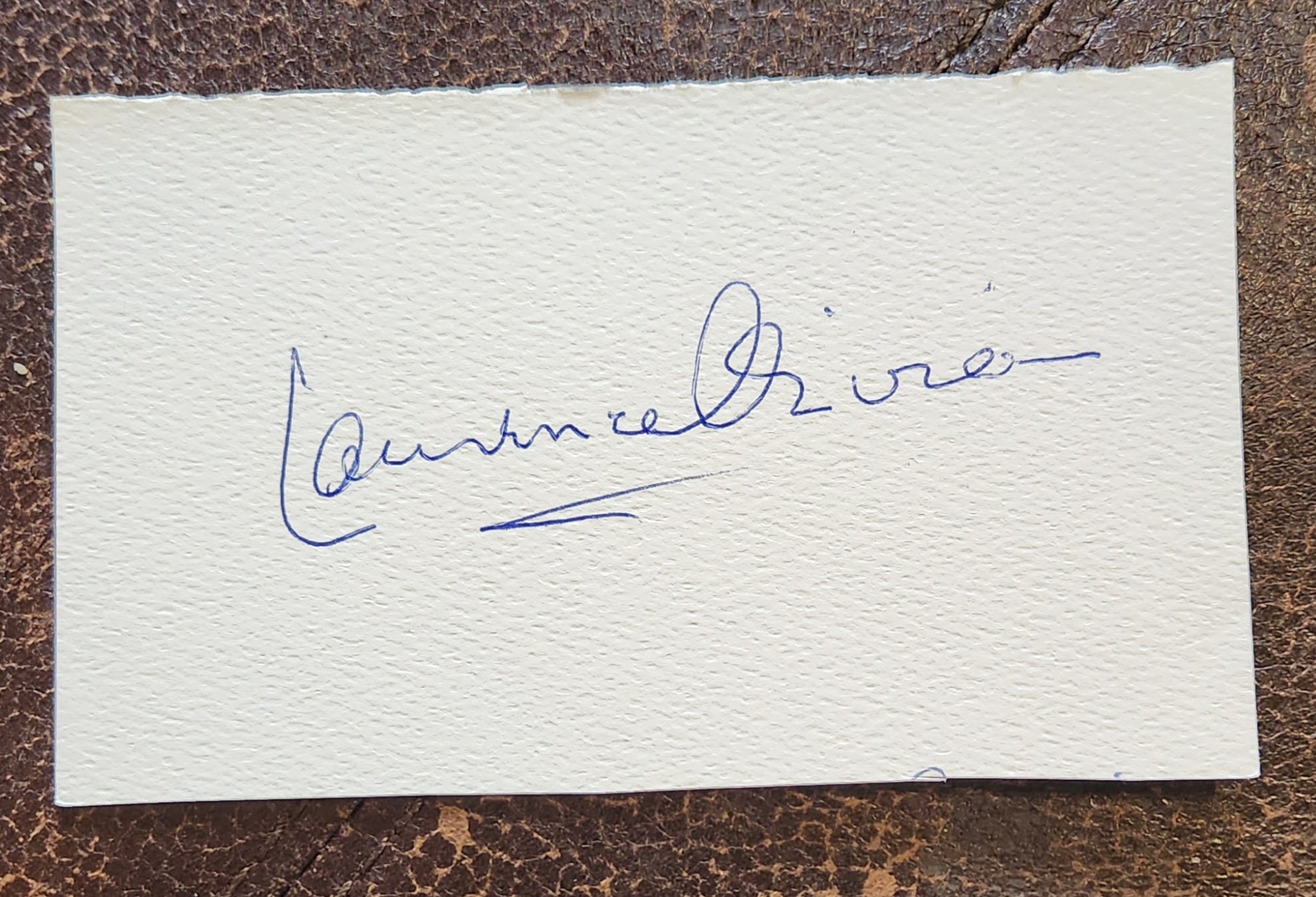 LEGENDARY ACTOR SIR LAURENCE OLIVIER HAND SIGNED CARD D.1989