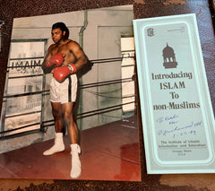 BOXING LEGEND MUHAMMAD ALI HAND SIGNED PAMPHLET AND GREAT 8X10 PHOTO D.2016