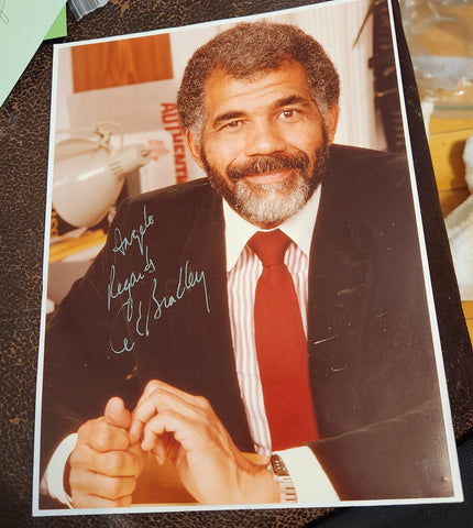 60 MINUTES REPORTER ED BRADLEY HAND SIGNED 8X10 PHOTO D.2006