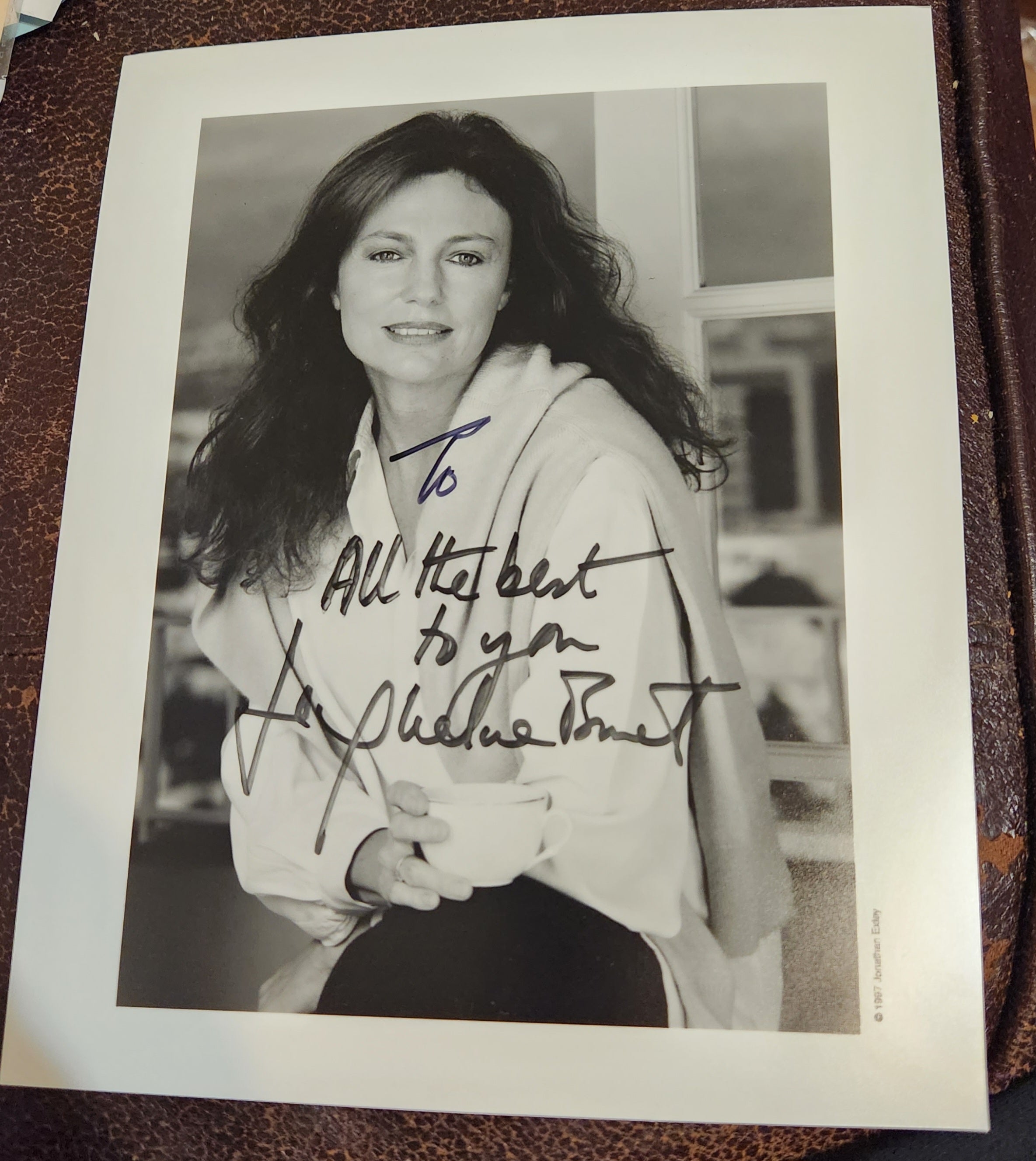 BEAUTIFUL ACTRESS JACQUELINE BISSET HAND SIGNED 8X10 PHOTO