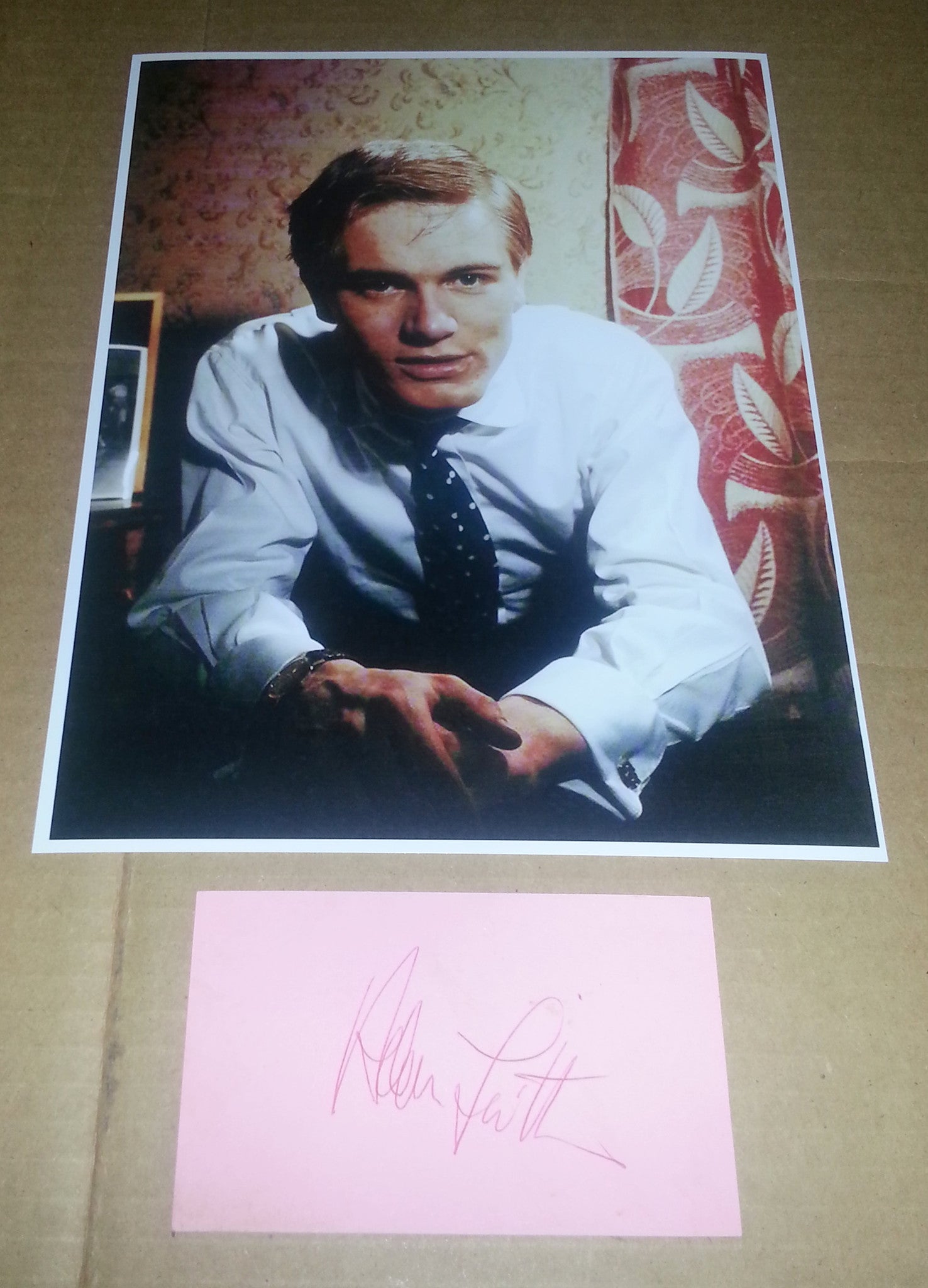 BRITISH POP SENSATION ADAM FAITH HAND SIGNED INDEX CARD AND A GREAT PRINT D.2003