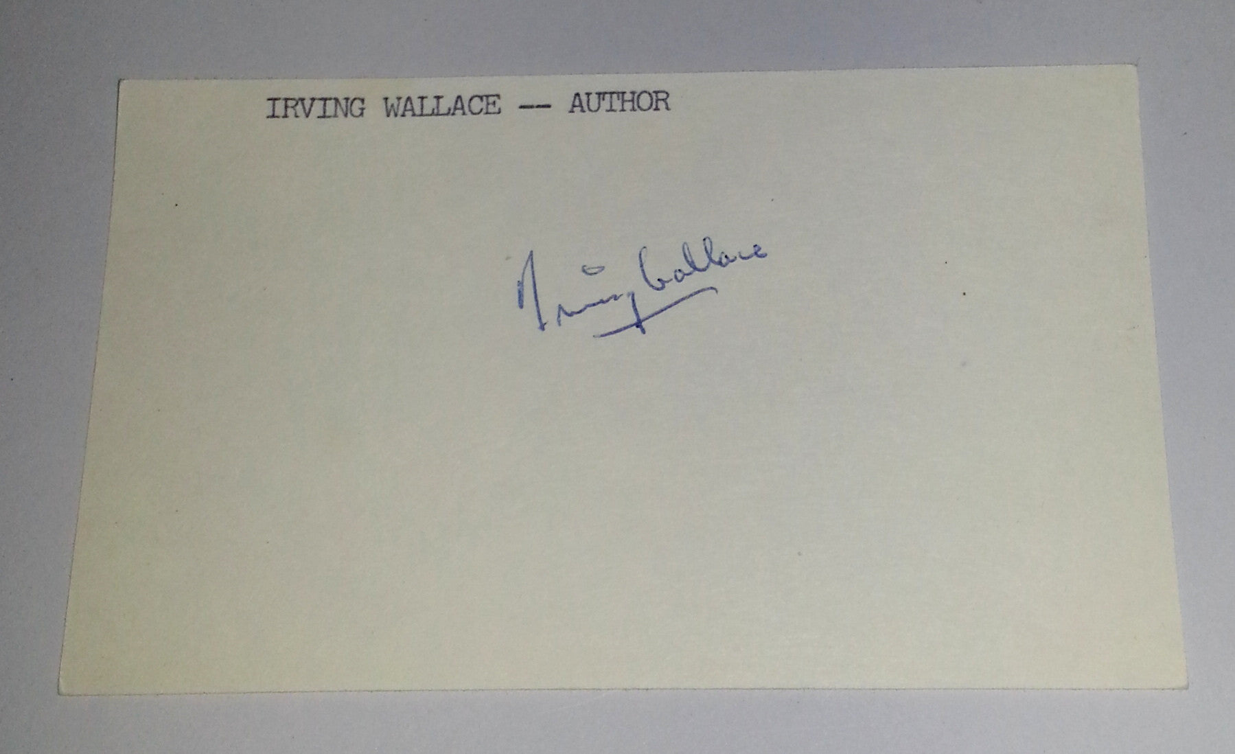 AUTHOR IRVING WALLACE HAND SIGNED INDEX CARD D.1990