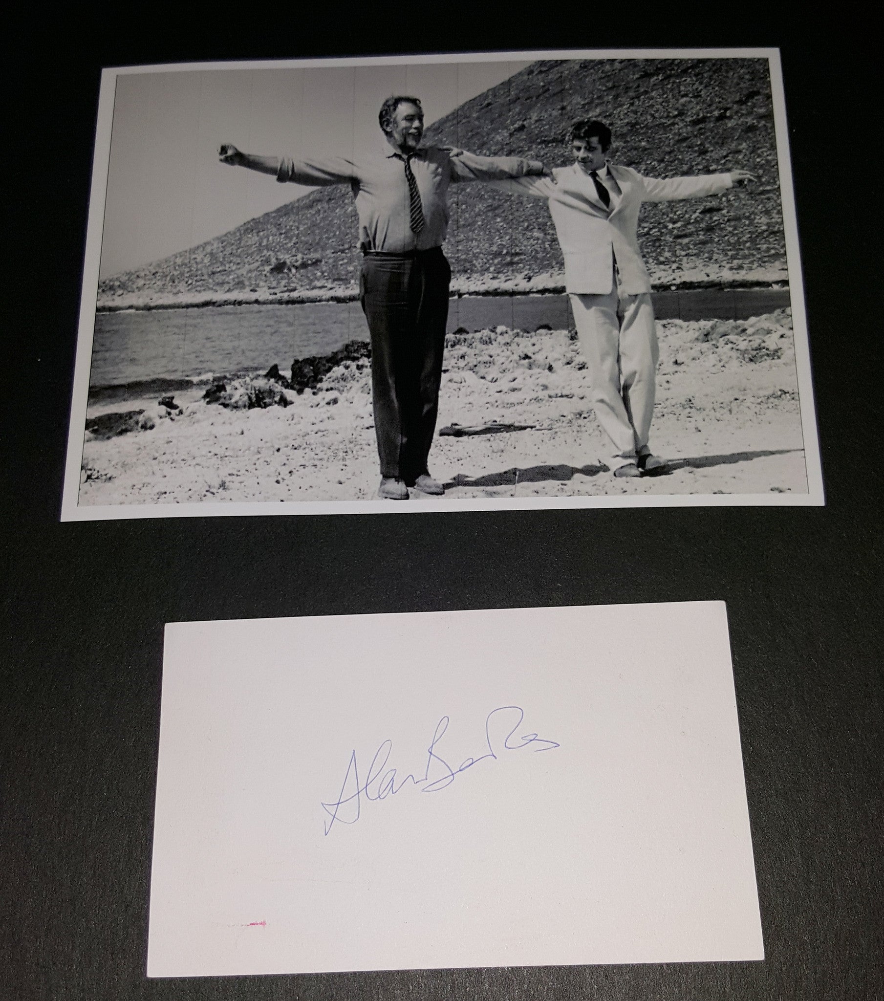 ACTOR ALAN BATES HAND SIGNED CARD AND NICE 5X7' ZORBA THE GREEK PRINT D.2003