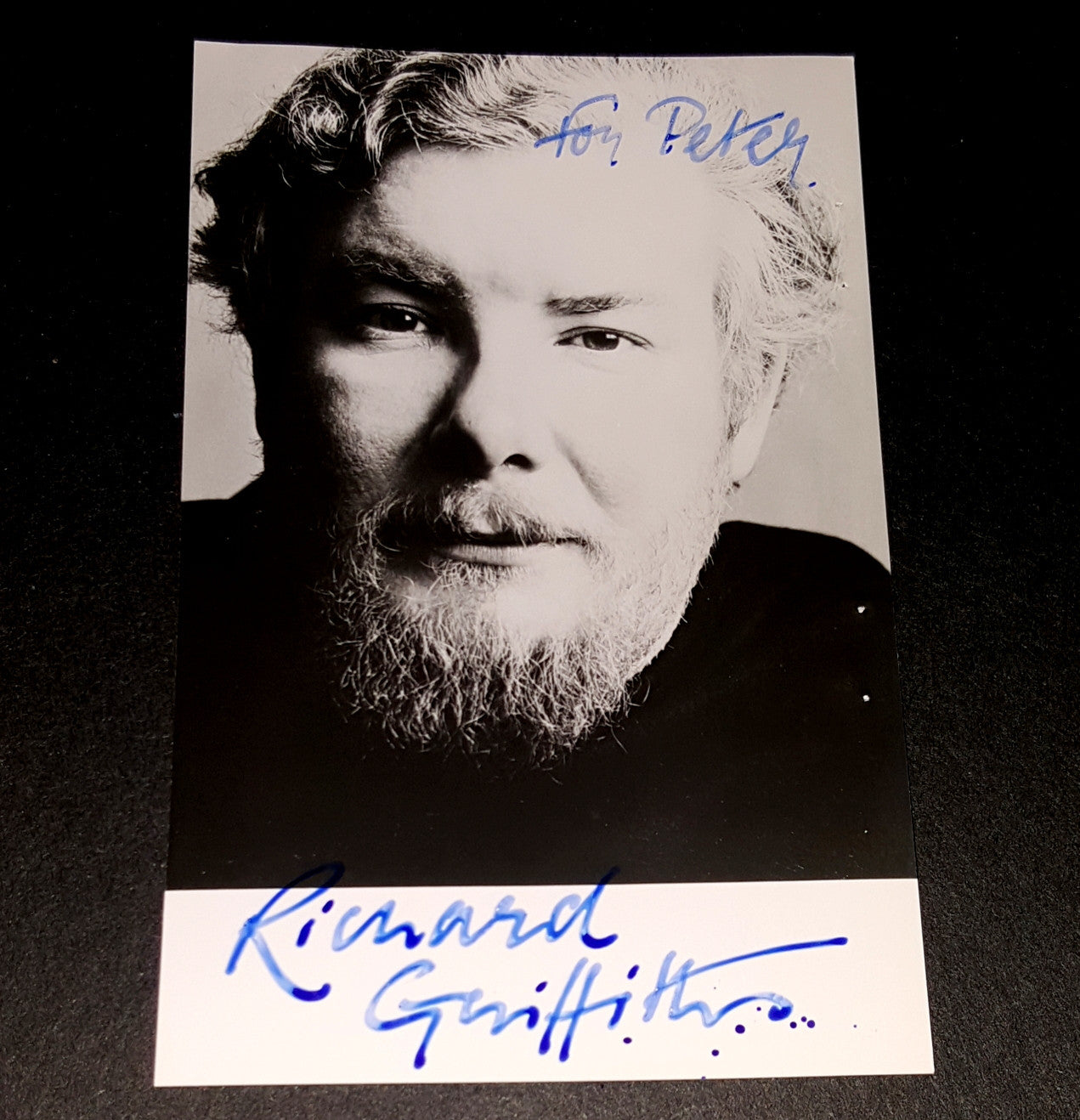 ENGLISH ACTOR RICHARD GRIFFITHS HAND SIGNED 4X6" PHOTO D.2013