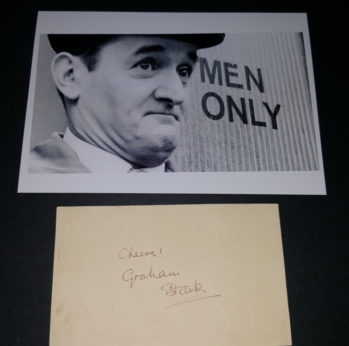 ENGLISH COMEDIAN AND ACTOR GRAHAM STARK HAND SIGNED CARD AND NICE 5X7" PRINT D.2013