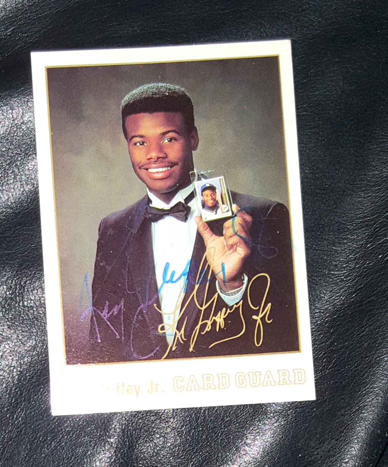 BASEBALL LEGEND KEN GRIFFEY JR. HAND SIGNED BASEBALL CARD