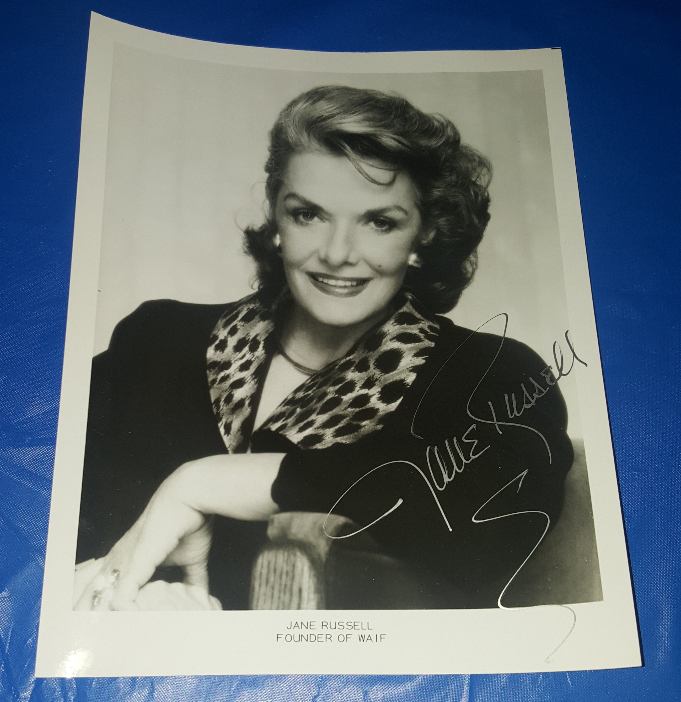 LEGENDARY HOLLYWOOD BEAUTY JANE RUSSELL HAND SIGNED 8X10 PHOTO D.2011