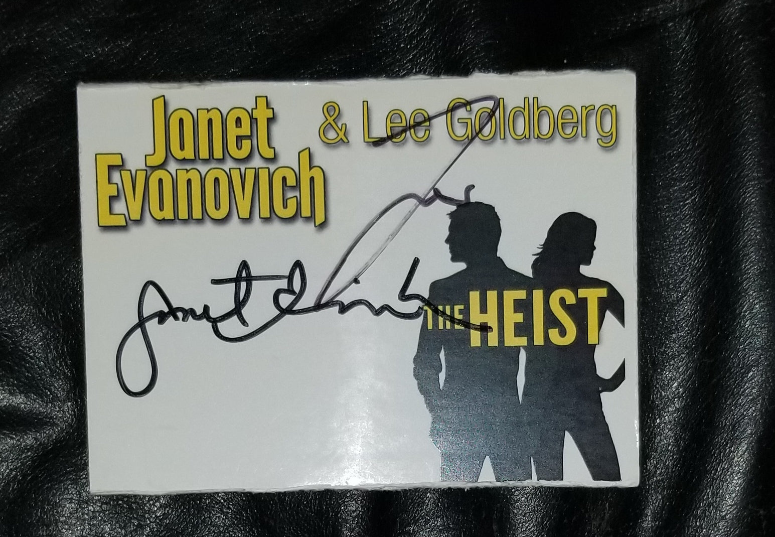 MYSTERIES AUTHOR JANET EVANOVICH HAND SIGNED CUT CARD