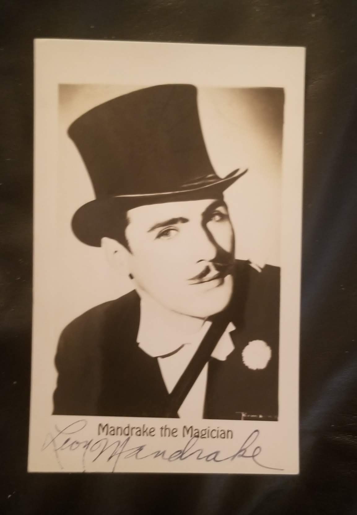 CANADIAN MAGICIAN LEON MANDRAKE HAND SIGNED SMALL VINTAGE PHOTO POSTCARD D.1993