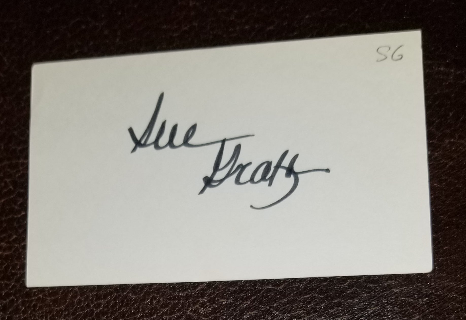 THE ALPHABET SERIES AUTHOR SUE GRAFTON HAND SIGNED CARD D.2018