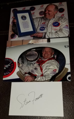 RECORD SETTING ADVENTURER STEVE FOSSETT HAND SIGNED CARD AND 2 5X7 PHOTOS D.2007