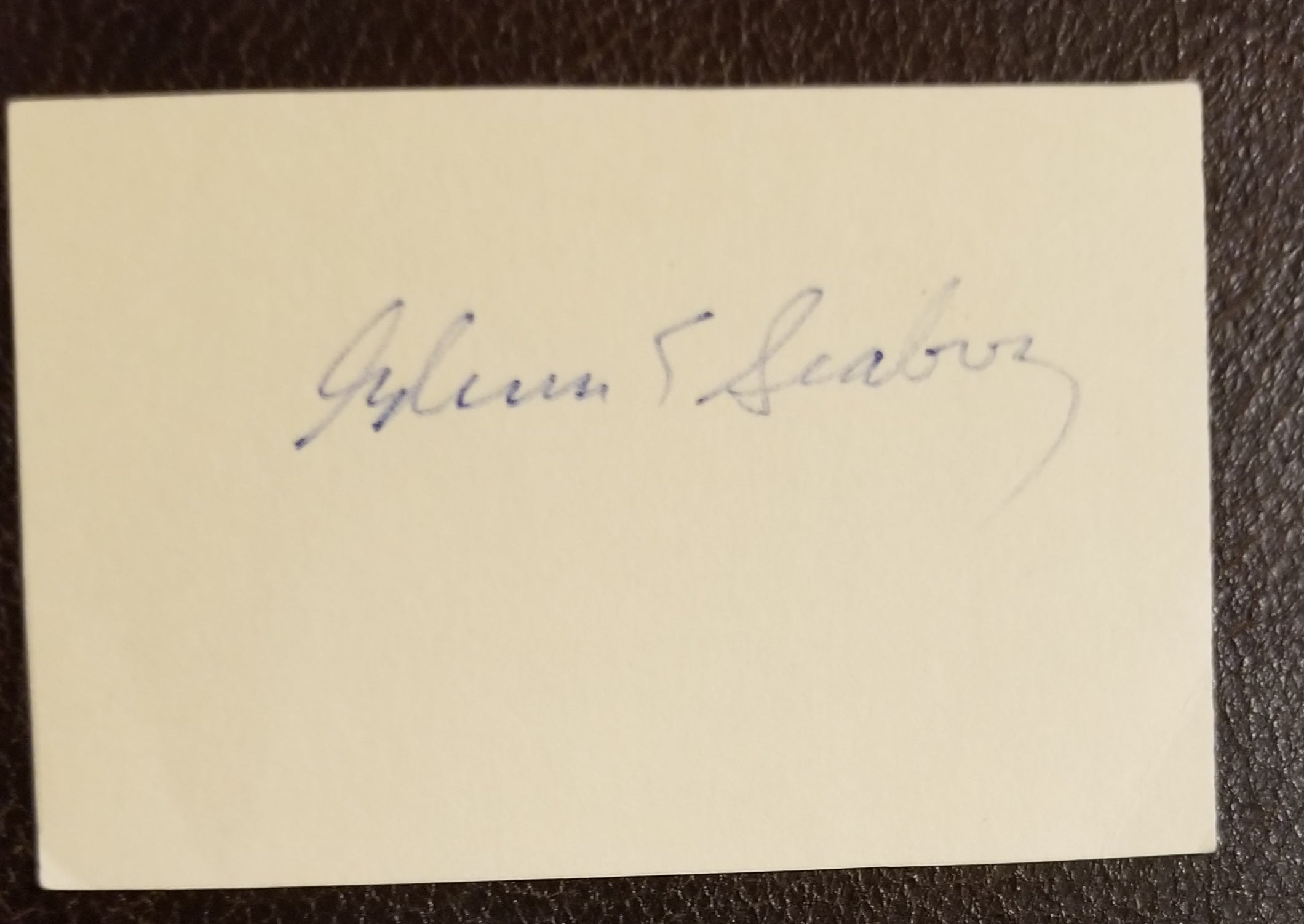 1951 NOBEL PRIZE WINNER GLENN SEABORG HAND SIGNED CARD D.1999.