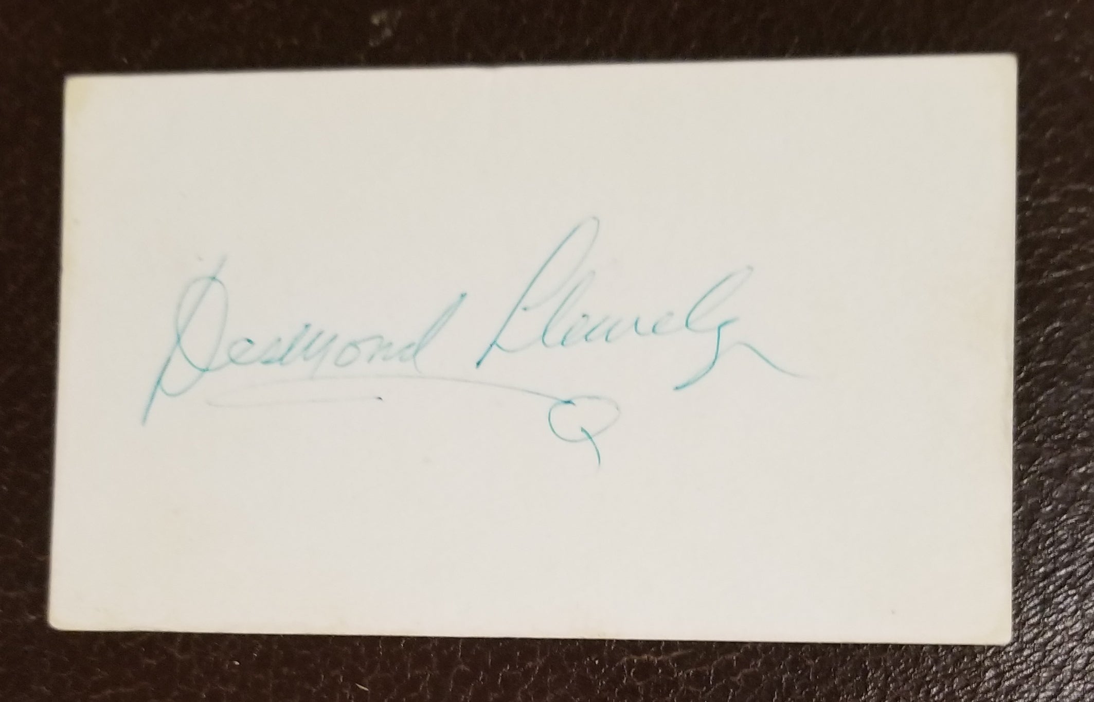 Q FROM JAMES BOND MOVIES ACTOR DESMOND LLEWELYN HAND SIGNED CARD D.1999