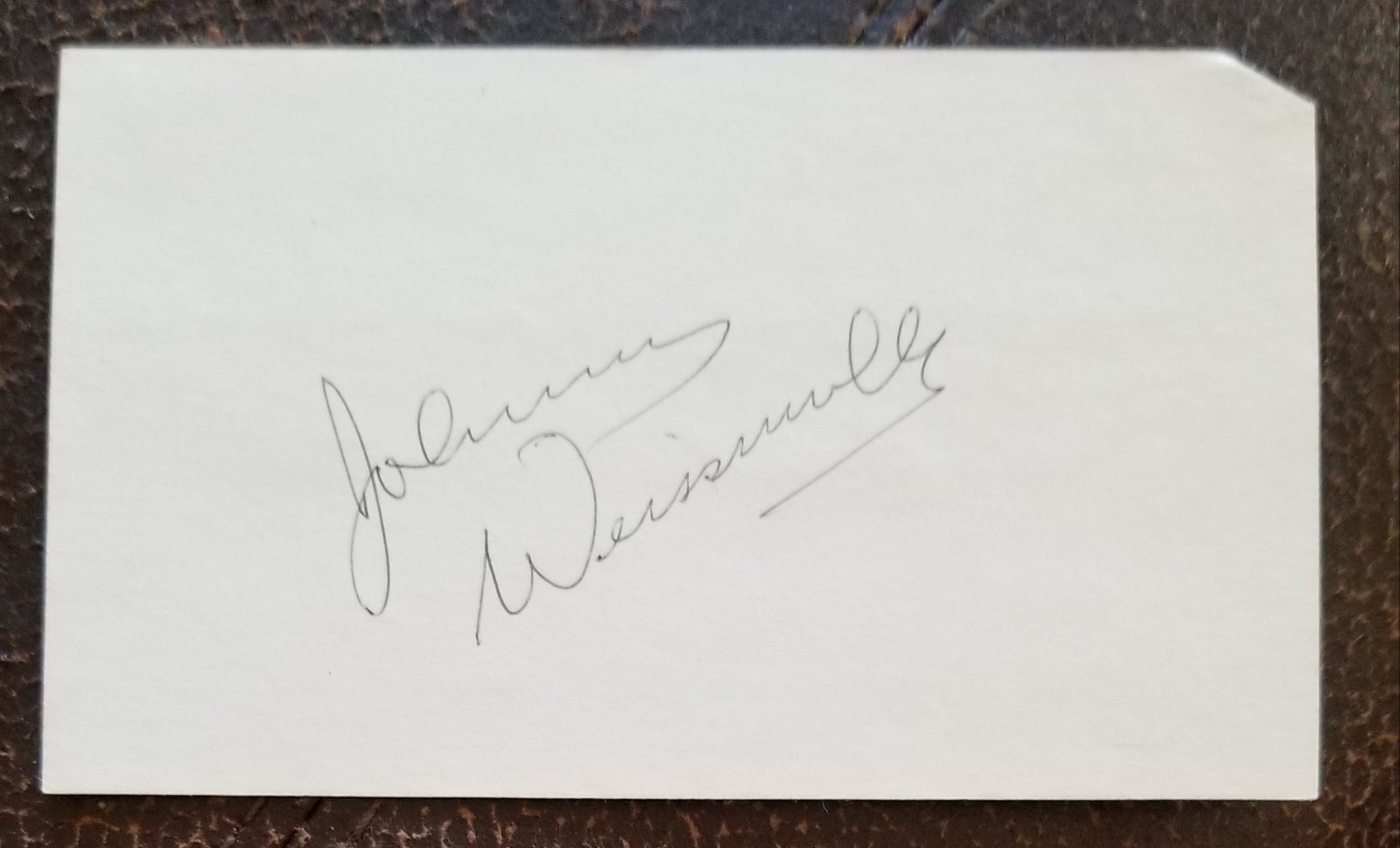 OLYMPIC SWIMMING CHAMPION AND TARZAN ACTOR JOHNNY WEISSMULLER HAND SIGNED CARD D.1984