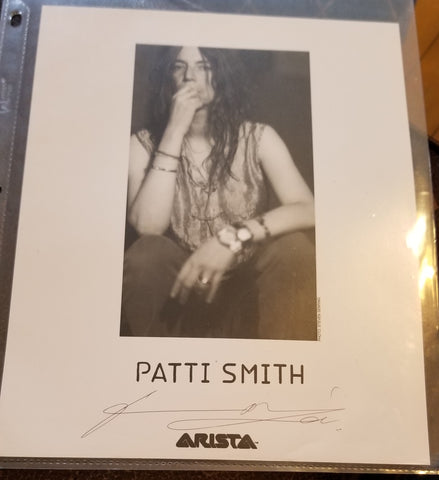 ROCK LEGEND SINGER PATTI SMITH HAND SIGNED 8X10 PHOTO