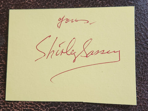 WELSH SINGER DAME SHIRLEY BASSEY HAND SIGNED CARD GOLDFINGER