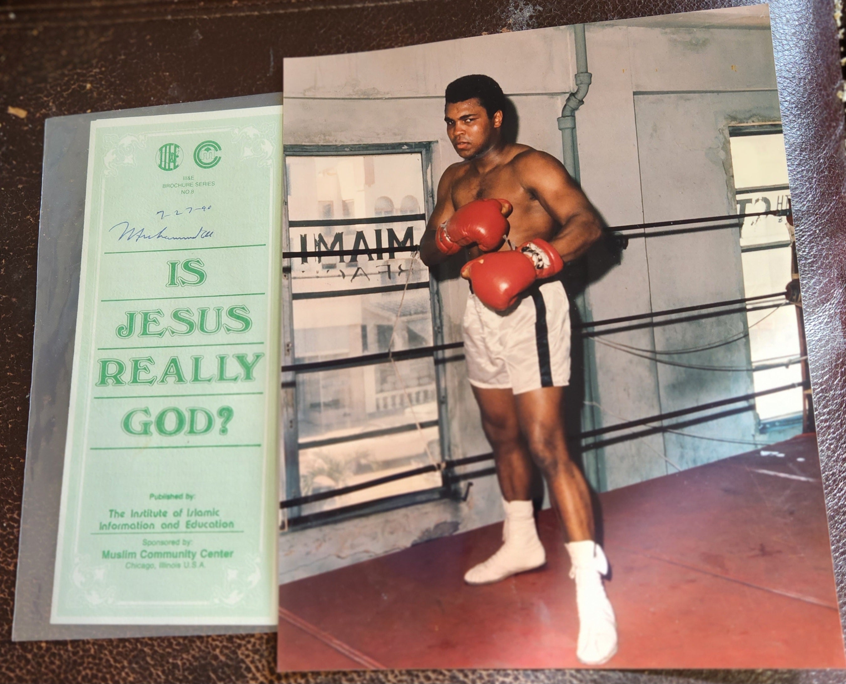 BOXING LEGEND MUHAMMAD ALI HAND SIGNED RELIGIOUS PAMPHLET AND 8X10 PHOTO D.2016