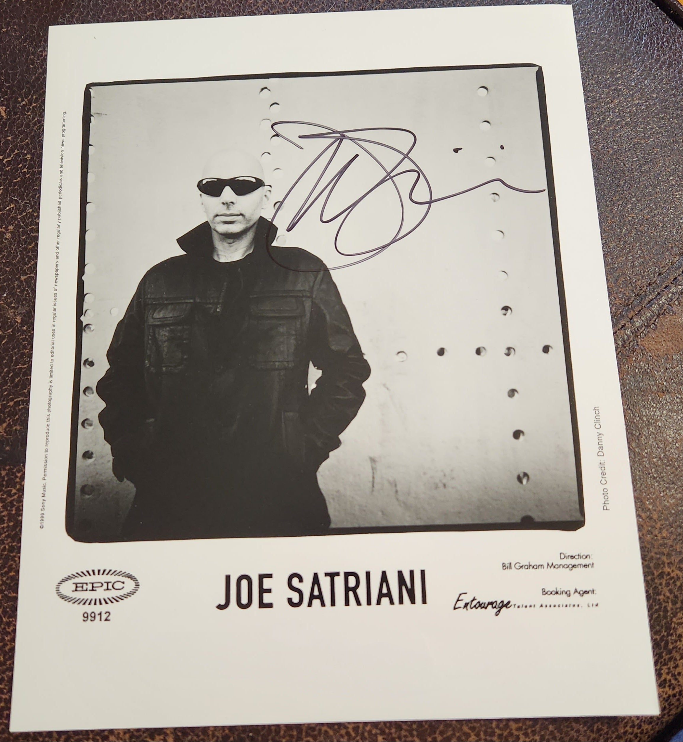 GREAT AMERICAN GUITARIST JOE SATRIANI HAND SIGNED 8X10 PHOTO